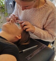 Szkolenie „Regulacja, laminacji brwi i rz�s” w M�odzie�owym Centrum Kariery w Kozienicach