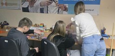 Dekoracje DIY: Uczestnicy 7-3 Hufca Pracy w M�awie stworzyli �wieczki zapachowe