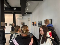 �wiatowy Dzie� Sztuki w OHP – m�odzie� wyszkowskiej jednostki na wystawie fotografii Janusza Gajosa