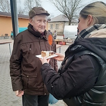 Sodki poczstunek dla seniorw od uczestnikw 7-35 w Posku 