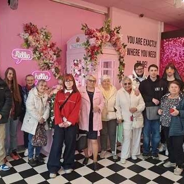 Modzie i seniorzy w Be Happy Muzeum w ramach projektu 