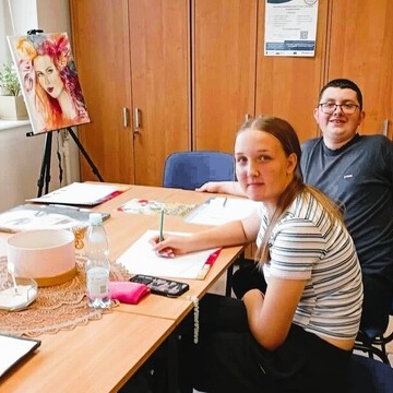 M�odzi arty�ci w OHP – ruszy�y zaj�cia Ko�a plastycznego w M�awie