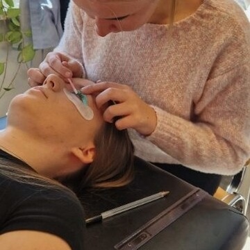 Szkolenie „Regulacja, laminacji brwi i rz�s” w M�odzie�owym Centrum Kariery w Kozienicach