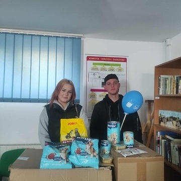 Zbi�rka karmy na rzecz schroniska w Ostro��ce