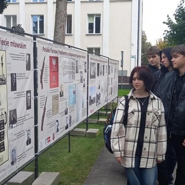 „Historia w�r�d nas” – uczestnicy OHP na wystawie o Polskim Pa�stwie Podziemnym w M�awie