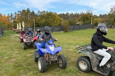 M�odzie� Hufca Pracy 7-8 w Wyszkowie na quadach