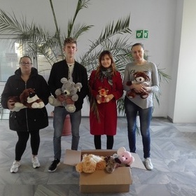 „Pom si przytuli! Wielka zbirka pluszakw do sali wybudze.”