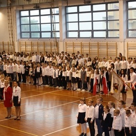 Uczestnicy do Hymnu!