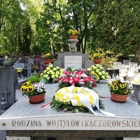 W 100. rocznic urodzin  - przy grobie rodzicw Ojca witego...