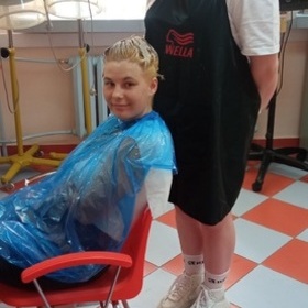 Fryzjer z elementami barberingu