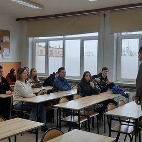 Lekcja edukacyjna z leśnikiem