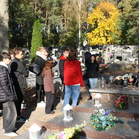 Uczestnicy 7-18 Hufca Pracy odwiedzili cmenatrze 