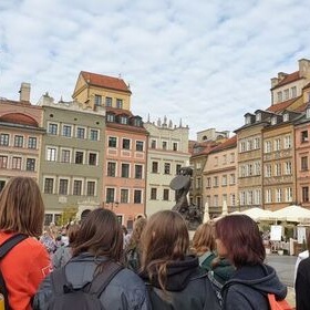 Modzie z Hufca Pracy 7-6 w Warsawie na spacerze edukacyjnym 