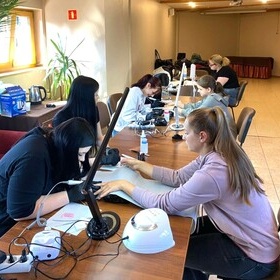 Kurs stylizacji i przeduania paznokci dla uczestniczek 7-7 HP w Siedlcach