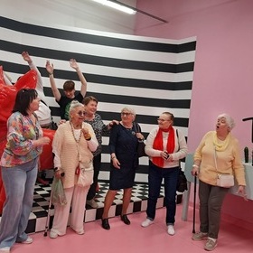Modzie i seniorzy w Be Happy Muzeum w ramach projektu 