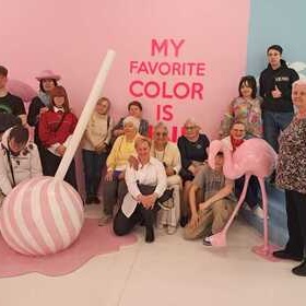 Modzie i seniorzy w Be Happy Muzeum w ramach projektu 
