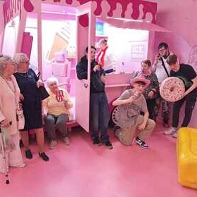 Modzie i seniorzy w Be Happy Muzeum w ramach projektu 