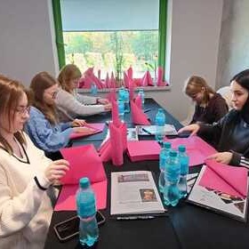 M�odzie� zdobywa cenne umiej�tno�ci podczas szkolenia „Kelner – Barista” w Radomiu