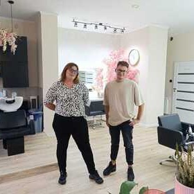 Od nauki zawodu do w�asnego biznesu – wizyta uczni�w z P�ocka w salonie Mateusza G�ralskiego