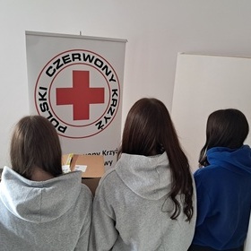 Podaruj ubranie, podziel si� ksi��k�: Akcja charytatywna w 7-2 HP w Ostro��ce