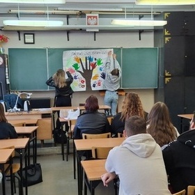 Zaj�cia w ostro��ckim Hufcu Pracy z okazji Mi�dzynarodowego Dnia Solidarno�ci M�odzie�y