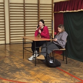 „Szkolna Elita”: M�odzie� z 7-28 HP w Warszawie na spektaklu Teatru Maska 