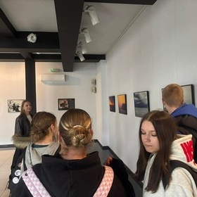 �wiatowy Dzie� Sztuki w OHP – m�odzie� wyszkowskiej jednostki na wystawie fotografii Janusza Gajosa