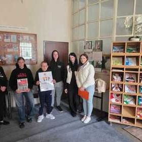 M�awska m�odzie� w bibliotece