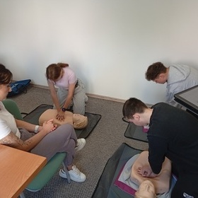 Kurs pierwszej pomocy przedmedycznej w Hufcu Pracy 7-35 w P�o�sku