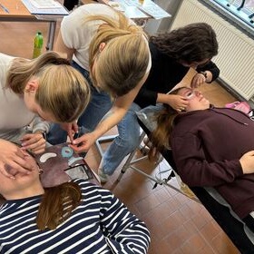 Z pasji do pi�kna – szkolenie stylizacji rz�s w Kozienicach