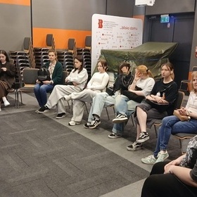 Rok Ossoli�skiego 2026. Wizyta m�odzie�y z warszawskich Hufc�w Pracy w Multimedialnej Bibliotece dla dzieci i m�odzie�y nr XXXI 