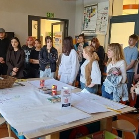 Rok Ossoli�skiego 2026. Wizyta m�odzie�y z warszawskich Hufc�w Pracy w Multimedialnej Bibliotece dla dzieci i m�odzie�y nr XXXI 
