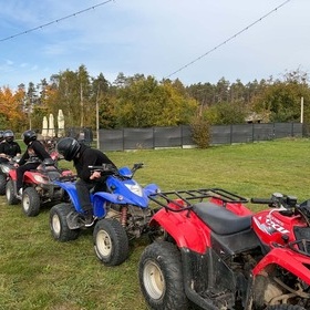 M�odzie� Hufca Pracy 7-8 w Wyszkowie na quadach