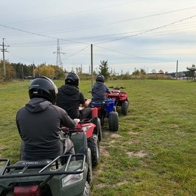 M�odzie� Hufca Pracy 7-8 w Wyszkowie na quadach