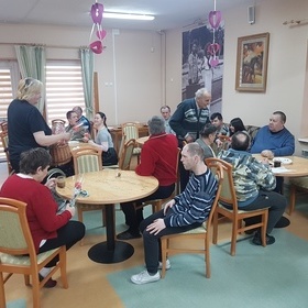 Poccy  wolontariusze wituj Dzie kobiet w Domu Pomocy Spoecznej 