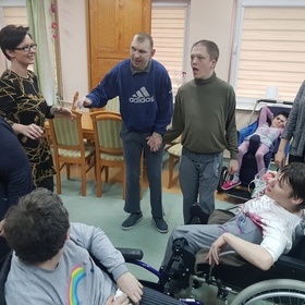 Poccy  wolontariusze wituj Dzie kobiet w Domu Pomocy Spoecznej 