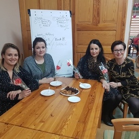 Poccy  wolontariusze wituj Dzie kobiet w Domu Pomocy Spoecznej 